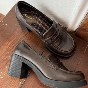 Adorable chocolate brown Y2K Mudd platform loafers.